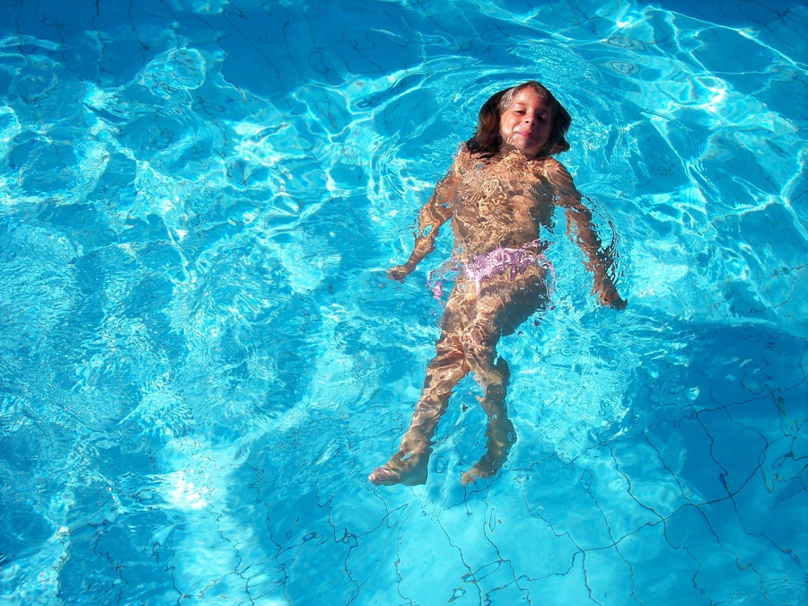 enfant dans une piscine chauffée de camping Drome